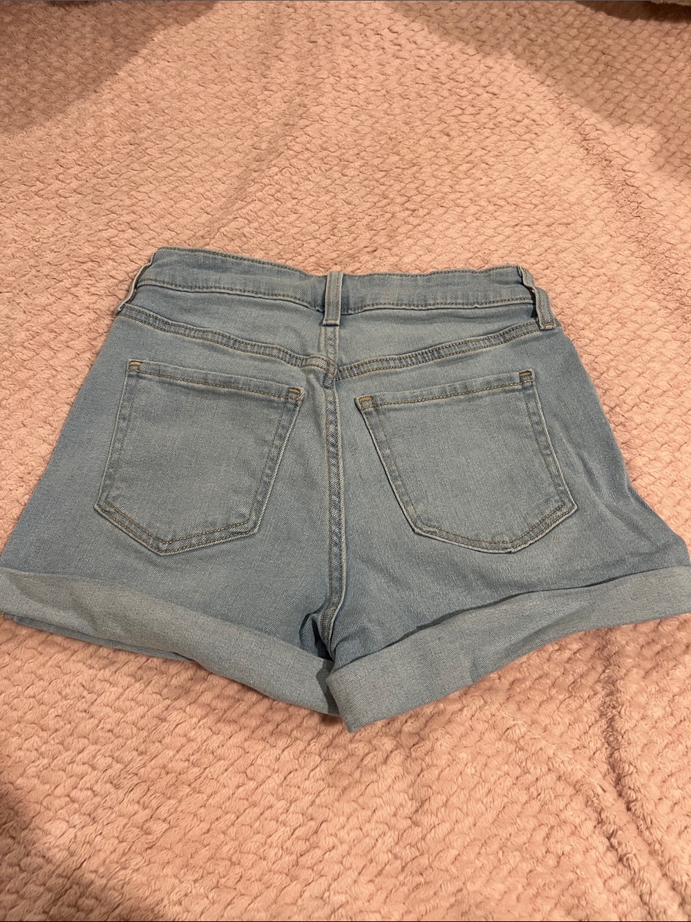 Old Navy Light Wash Denim Roll-Cuff Women’s Shorts - Picture 3 of 3